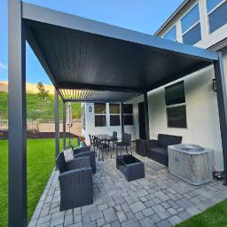 Can louver pergola be customized for rooftop and courtyard?